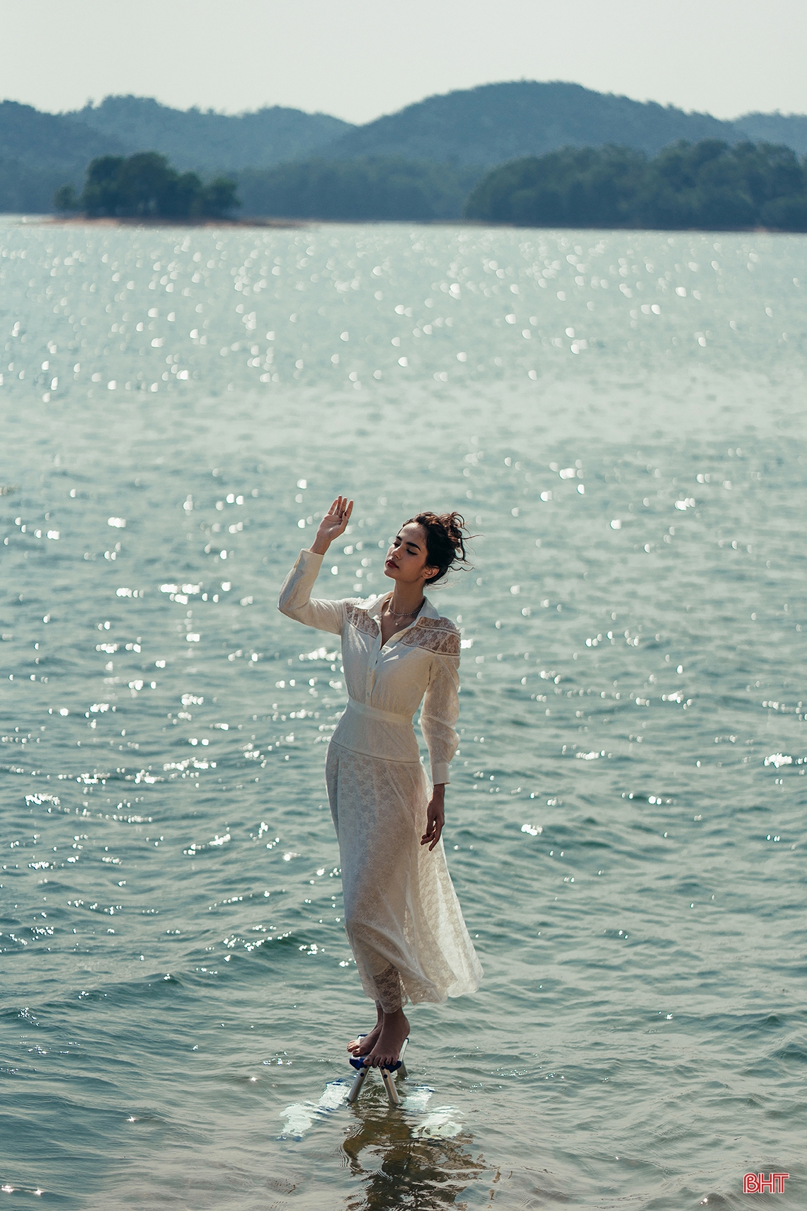 Hồ Kẻ Gỗ, biển Thiên Cầm đẹp lạ trong bộ ảnh thời trang