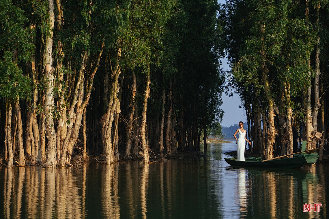 Hồ Kẻ Gỗ, biển Thiên Cầm đẹp lạ trong bộ ảnh thời trang