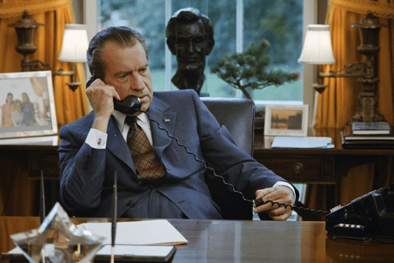 Trường hợp bị điều tra luận tội đình đám nhất trong lịch sử chính trị Mỹ là Tổng thống Richard Nixon vào năm 1974, liên quan đến bê bối do thám đối thủ chính trị và cản trở công lý. Ủy ban Tư pháp Hạ viện sau quá trình điều tra đã đệ trình cho toàn thể hạ viện bỏ phiếu ba nội dung luận tội Tổng thống Nixon cùng nằm trong mục “tội cấp cao và khinh tội”. Ảnh: Phim tài liệu “Watergate” của Charles Ferguson. Clinton, Nixon và những cuộc điều tra luận tội chấn động ở Mỹ