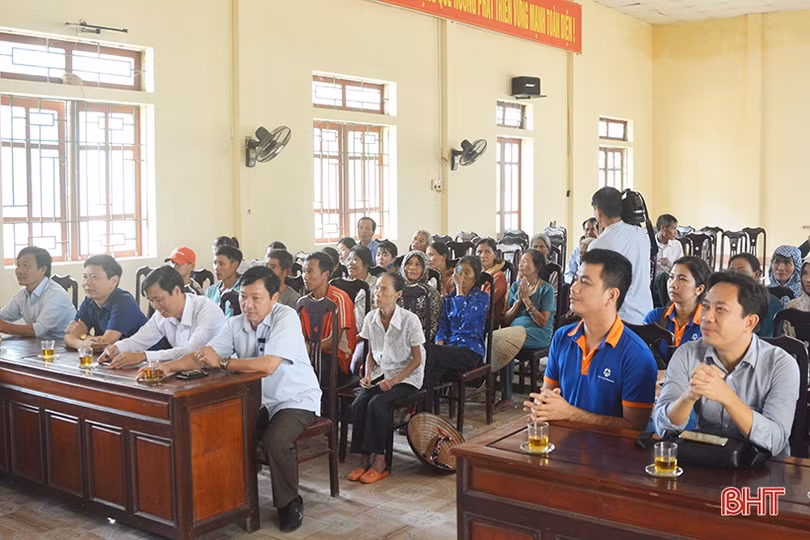 Công ty TNHH Chứng khoán YUANTA Việt Nam tặng 200 triệu đồng cho người dân vùng lũ Hương Khê