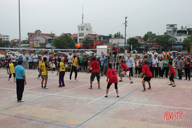 200 vận động viên tham gia Giải bóng chuyền hơi người cao tuổi Can Lộc