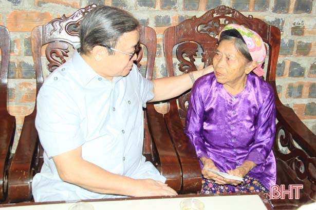 Chủ tịch Hội Nông dân Việt Nam thăm hỏi nạn nhân bị đuối nước ở Nghi Xuân