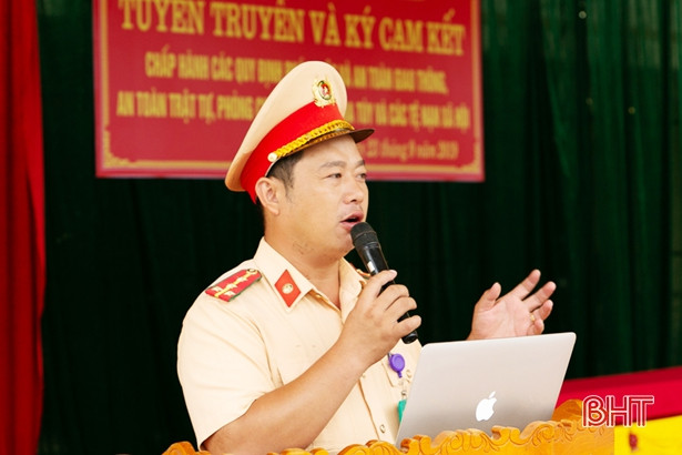 Thầy trò THPT Nguyễn Thị Minh Khai cam kết tham gia giao thông an toàn