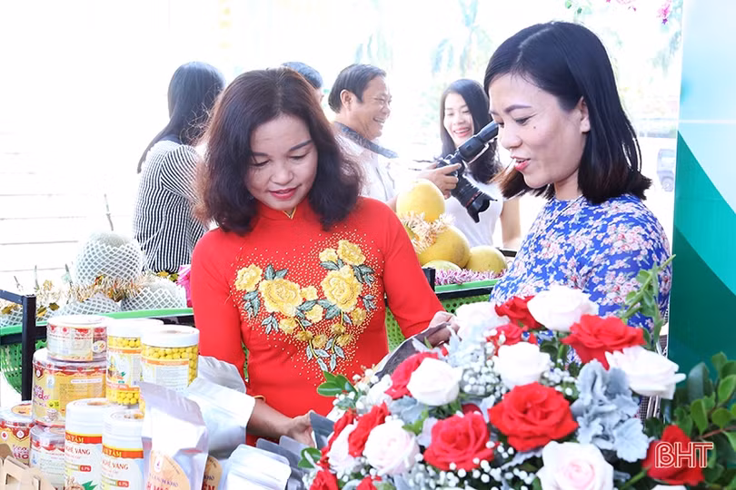 Phó Thủ tướng Vương Đình Huệ và các đại biểu ấn tượng với sản phẩm nông nghiệp, nông thôn tiêu biểu Hà Tĩnh