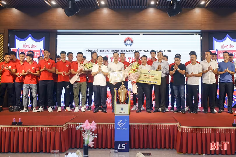 Hà Tĩnh trao thưởng 1 tỷ đồng cho đội vô địch Hồng Lĩnh Hà Tĩnh