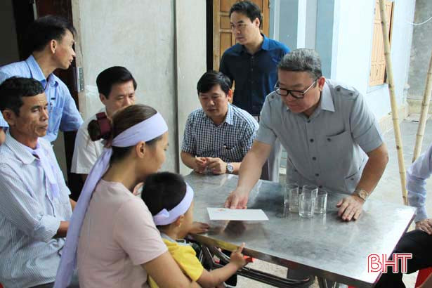 Chủ tịch Hội Nông dân Việt Nam thăm hỏi nạn nhân bị đuối nước ở Nghi Xuân