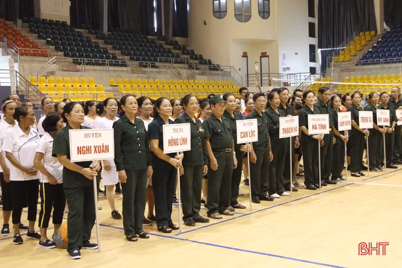 200 VĐV tham gia Giải bóng chuyền hơi Hội Cựu thanh niên xung phong Hà Tĩnh