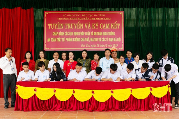 Thầy trò THPT Nguyễn Thị Minh Khai cam kết tham gia giao thông an toàn