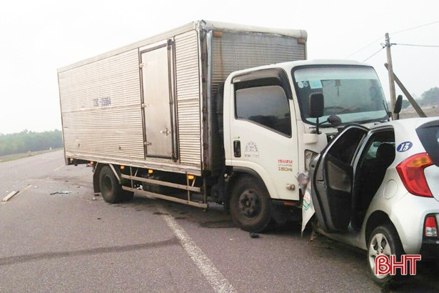 Đối đầu xe tải, tài xế taxi và hành khách thiệt mạng