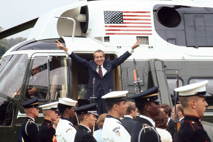 Richard Nixon tươi cười, dang rộng hai tay với biểu tượng chiến thắng, sau khi từ chức tổng thống vào ngày 9/8/1974. Người kế nhiệm, Tổng thống Gerald Ford, vào ngày 8/9/1974 đã ký lệnh ân xá vô điều kiện cho Richard Nixon và miễn truy tố mọi tội danh mà Nixon bị cáo buộc trong thời gian làm tổng thống, bao gồm cả bê bối Watergate. Ảnh: Getty . Clinton, Nixon và những cuộc điều tra luận tội chấn động ở Mỹ