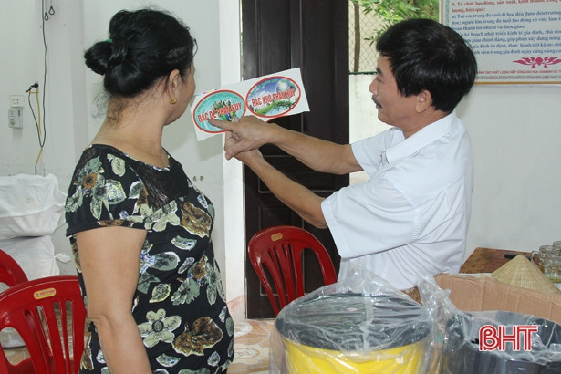 Thành phố Hà Tĩnh phát hơn 16.000 giỏ phân loại rác thải cho người dân