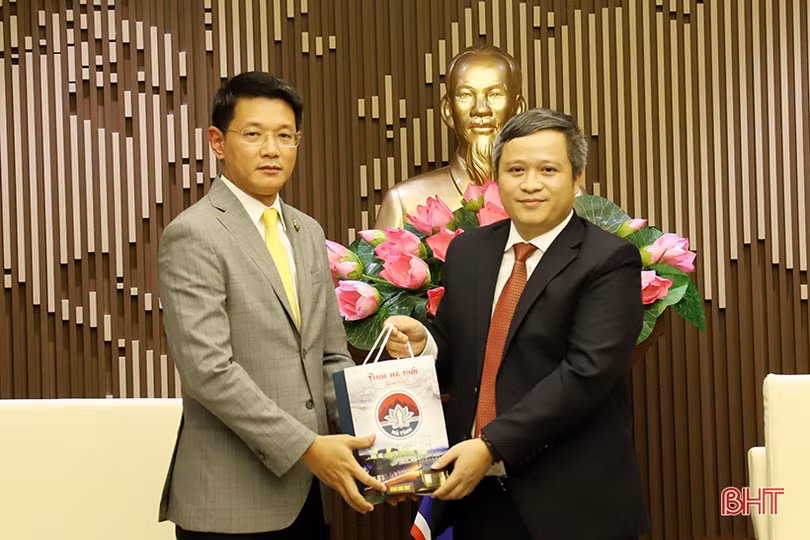 Tỉnh trưởng Nakhonphanom chào xã giao lãnh đạo Hà Tĩnh