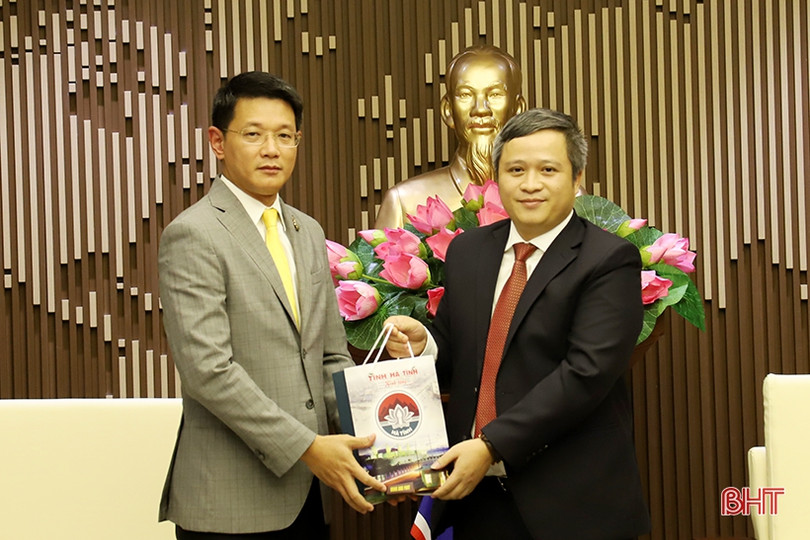 Tỉnh trưởng Nakhonphanom chào xã giao lãnh đạo Hà Tĩnh