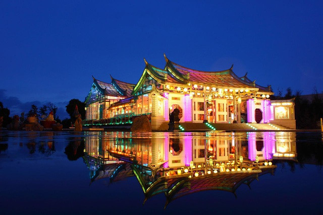 Ngôi đền làm bằng kính trong suốt, chịu được gió giật cấp 17 và động đất