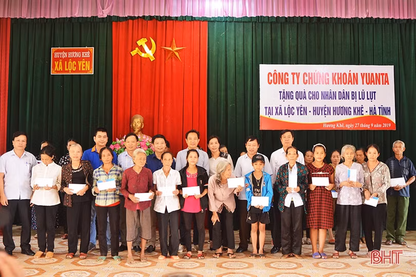 Công ty TNHH Chứng khoán YUANTA Việt Nam tặng 200 triệu đồng cho người dân vùng lũ Hương Khê