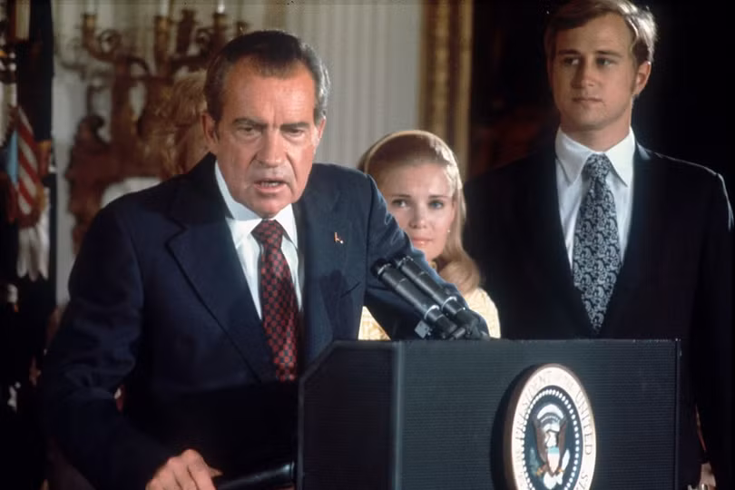 Richard Nixon trở thành tổng thống Mỹ đầu tiên từ chức và tổng thống thứ 2 trong lịch sử mà Hạ viện bỏ phiếu thông qua các nội dung luận tội. Tuy nhiên, nhà lãnh đạo Mỹ cảm thấy khả năng mình bị luận tội và phế truất tại Thượng viện quá lớn nên đã tuyên bố từ chức trước cả khi tiến trình luận tội chính thức bắt đầu. Tổng thống Richard Nixon đọc tuyên bố từ chức vào ngày 9/8/1974. Ảnh: Dirck Halstead. Clinton, Nixon và những cuộc điều tra luận tội chấn động ở Mỹ
