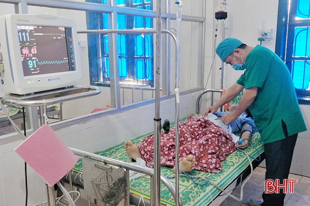Hương Khê: Thầy giáo và nữ hộ lý hiến máu cứu bệnh nhân qua cơn nguy kịch