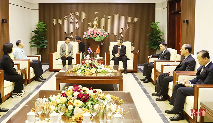 Tỉnh trưởng Nakhonphanom chào xã giao lãnh đạo Hà Tĩnh