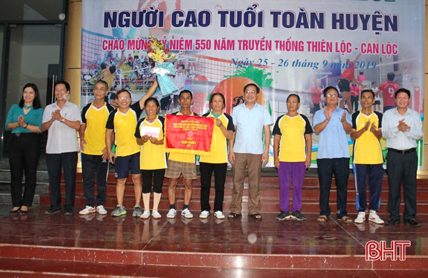 200 vận động viên tham gia Giải bóng chuyền hơi người cao tuổi Can Lộc