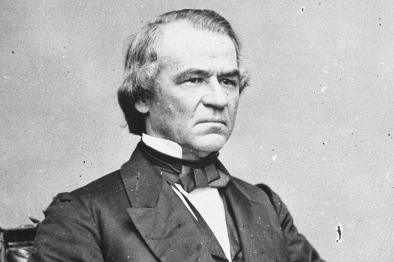 Tổng thống đầu tiên trong lịch sử Mỹ bị luận tội là ông Andrew Johnson của đảng Dân chủ vào năm 1868, người kế nhiệm vị trí lãnh đạo nước Mỹ sau khi nội chiến kết thúc và Tổng thống Abraham Lincoln bị ám sát. Johnson bị cáo buộc lạm quyền khi sa thải Bộ trưởng Chiến tranh Edwin Stanton, người được Tổng thống Lincoln bổ nhiệm và thuộc đảng Cộng hòa. Ảnh: Kho lưu trữ Quốc gia Mỹ . Clinton, Nixon và những cuộc điều tra luận tội chấn động ở Mỹ
