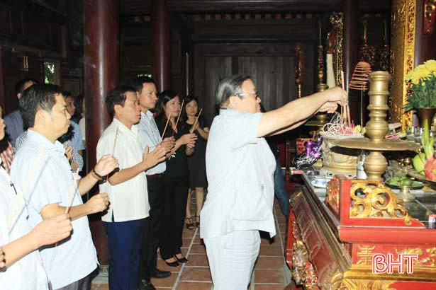 Chủ tịch Hội Nông dân Việt Nam thăm hỏi nạn nhân bị đuối nước ở Nghi Xuân