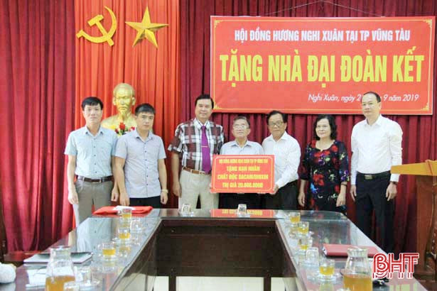 Hội đồng hương tại Vũng Tàu trao tặng hộ nghèo Nghi Xuân 350 triệu đồng làm nhà ở