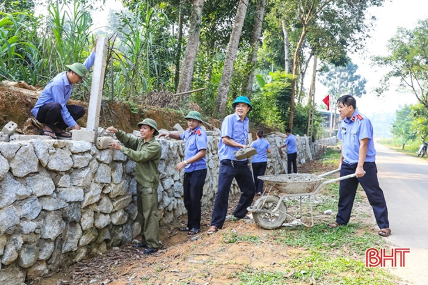 Cán bộ, chiến sỹ công an, kiểm sát Hương Sơn giúp dân làm nông thôn mới