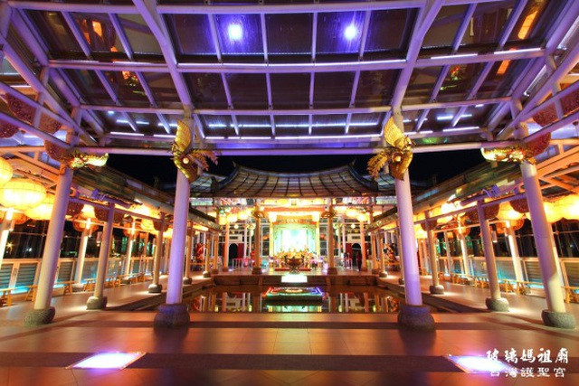 Ngôi đền làm bằng kính trong suốt, chịu được gió giật cấp 17 và động đất