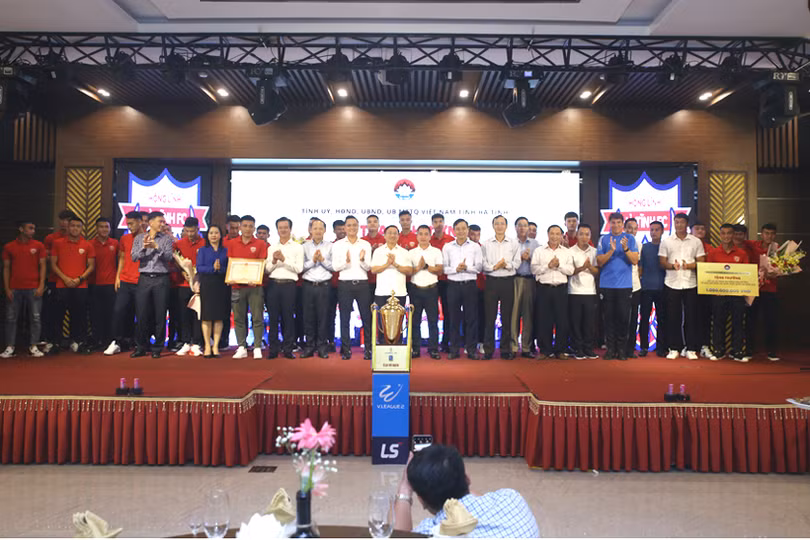 Hà Tĩnh trao thưởng 1 tỷ đồng cho đội vô địch Hồng Lĩnh Hà Tĩnh