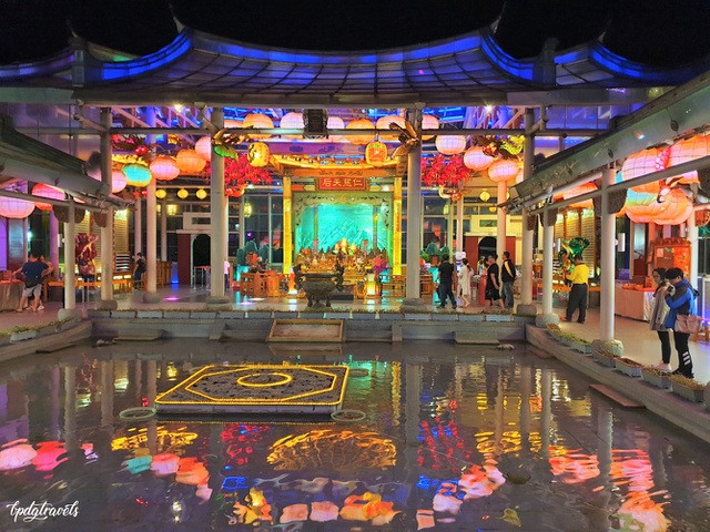 Ngôi đền làm bằng kính trong suốt, chịu được gió giật cấp 17 và động đất