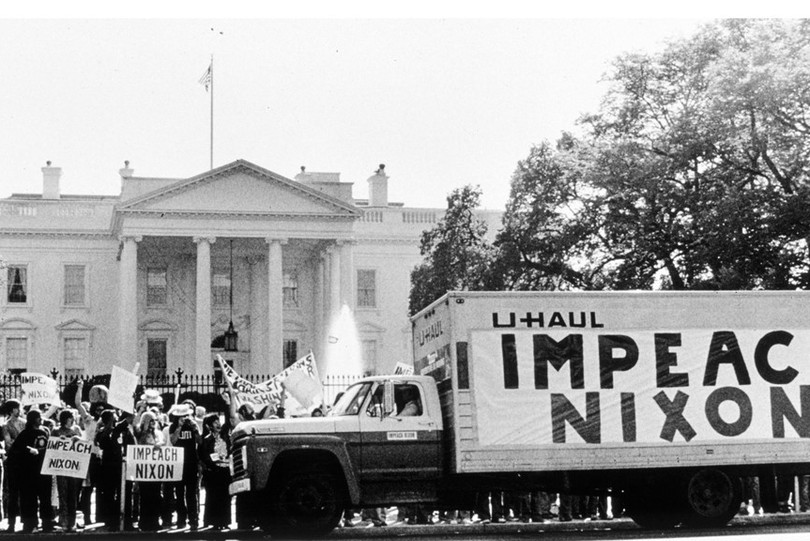 Biểu tình bên ngoài Nhà Trắng sau bê bối Watergate, kêu gọi luận tội và phế truất Tổng thống Richard Nixon. Ảnh: Getty . Clinton, Nixon và những cuộc điều tra luận tội chấn động ở Mỹ