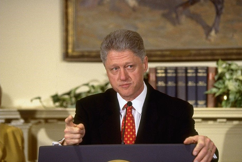 Sau khi vụ bê bối tình ái bị phanh phui vào tháng 1/1998, Tổng thống Bill Clinton vẫn một mực phủ nhận có “những quan hệ tình dục” với Monica Lewinsky, theo TIME . Cách phản ứng của ông Clinton chọc giận Hạ viện Mỹ, vốn khi đó do các thành viên đảng Cộng hòa chiếm đa số. Họ cáo buộc ông “bội thệ” khi nói dối với điều tra viên và “cản trở công lý” khi yêu cầu nhân viên Nhà Trắng phủ nhận mối quan hệ vụng trộm. Ảnh: Time & Life Pictures . Clinton, Nixon và những cuộc điều tra luận tội chấn động ở Mỹ