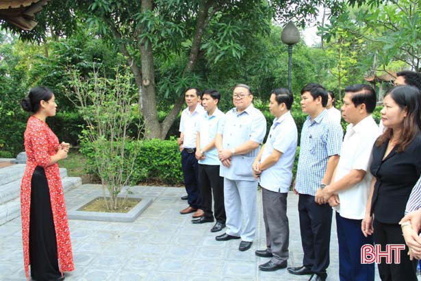 Chủ tịch Hội Nông dân Việt Nam thăm hỏi nạn nhân bị đuối nước ở Nghi Xuân