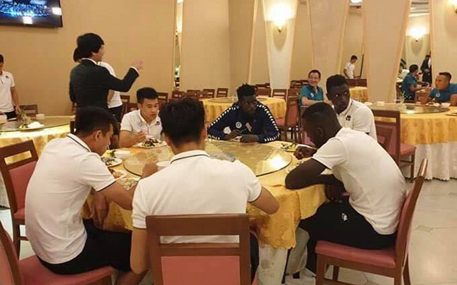 Quang Hải và đồng đội được tiếp đón nồng hậu ở CHDCND Triều Tiên