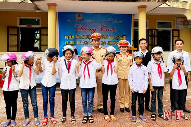 MC Việt Hồ và các mạnh thường quân tặng quà cho học sinh vùng lũ Hương Khê