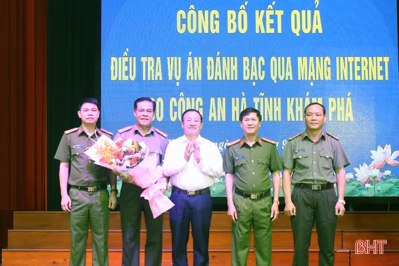 Công an Hà Tĩnh công bố phá vụ án “khủng” 3.000 tỉ đồng cá độ bóng đá qua mạng
