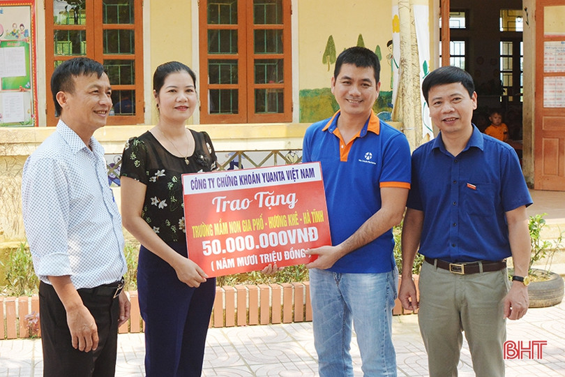 Công ty TNHH Chứng khoán YUANTA Việt Nam tặng 200 triệu đồng cho người dân vùng lũ Hương Khê