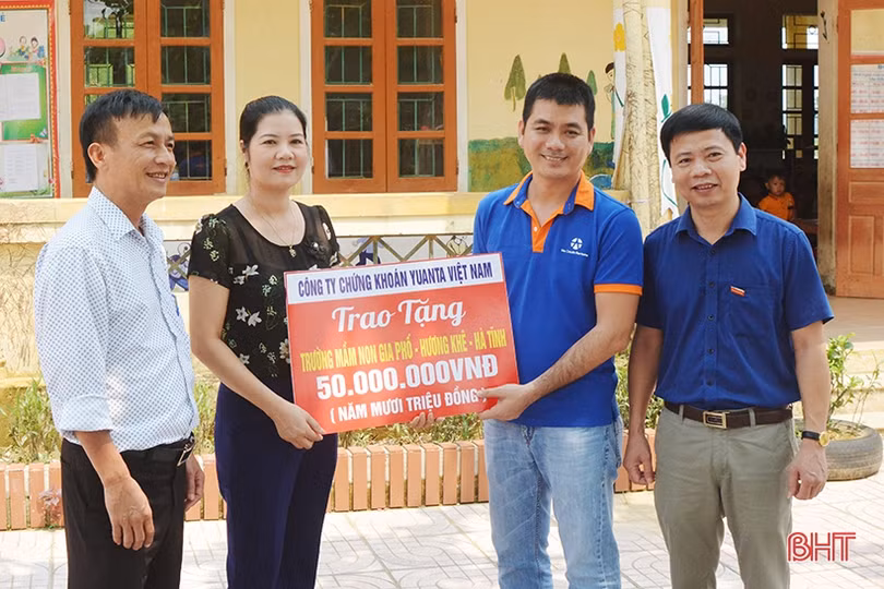 Công ty TNHH Chứng khoán YUANTA Việt Nam tặng 200 triệu đồng cho người dân vùng lũ Hương Khê