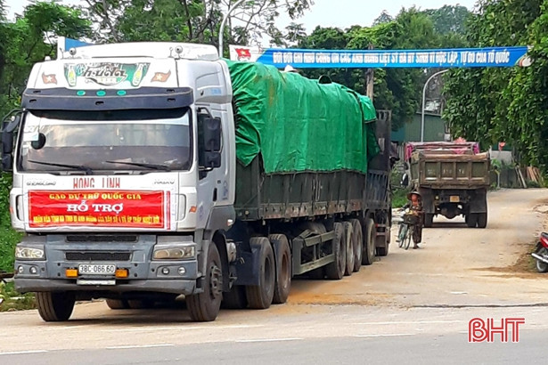 Hương Khê tiếp nhận, phân bổ 400 tấn gạo hỗ trợ người dân vùng lũ