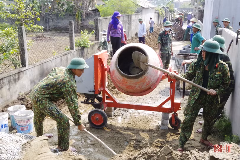 Gần 120 cán bộ, chiến sỹ Bộ CHQS Hà Tĩnh giúp dân làm nông thôn mới