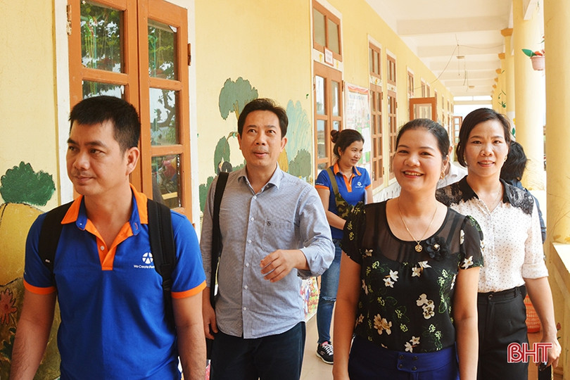 Công ty TNHH Chứng khoán YUANTA Việt Nam tặng 200 triệu đồng cho người dân vùng lũ Hương Khê