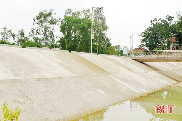 Hiểm nguy rình rập ở hồ điều hòa thiếu lan can bảo vệ