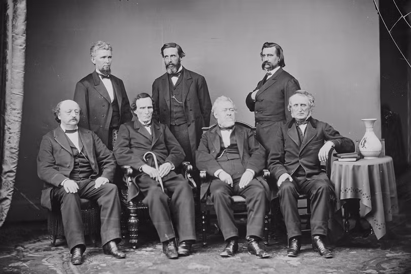 Dù các nội dung luận tội đối với ông Andrew Johnson được Hạ viện Mỹ ủng hộ mạnh mẽ với 2/3 nghị sĩ bỏ phiếu tán thành, việc phế truất tổng thống bị chặn lại ở Thượng viện. Ảnh chụp năm 1868 của ủy ban luận tội đầu tiên trong lịch sử Hạ viện Mỹ, chịu trách nhiệm tổ chức quá trình điều tra luận tội Tổng thống Andrew Johnson. Các thành viên gồm: Benjamin F. Butler, Thaddeus Stevens, Thomas Williams, John A. Bingham, James F. Wilson, George S. Boutwell, John A. Logan. Ảnh: Kho lưu trữ Quốc gia Mỹ. Clinton, Nixon và những cuộc điều tra luận tội chấn động ở Mỹ