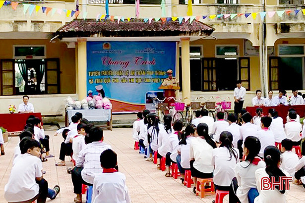 MC Việt Hồ và các mạnh thường quân tặng quà cho học sinh vùng lũ Hương Khê