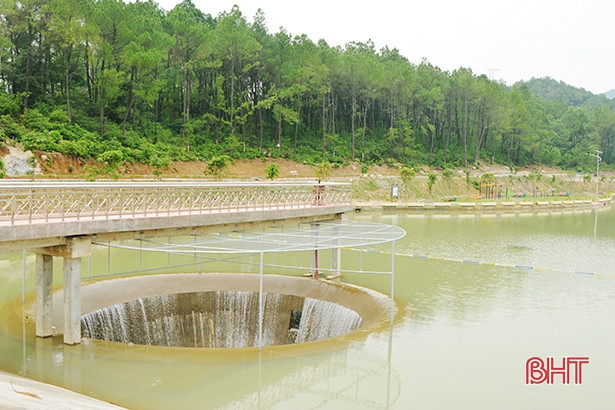 Hiểm nguy rình rập ở hồ điều hòa thiếu lan can bảo vệ