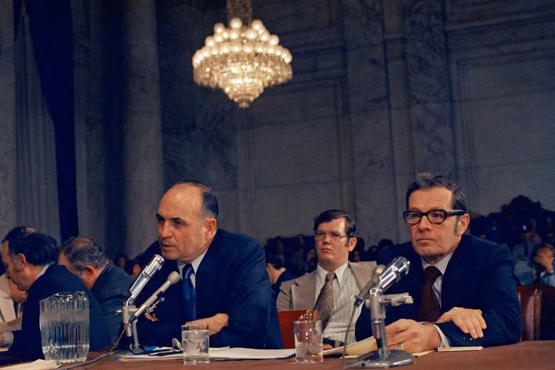 Trong ảnh, nhân chứng James McCord (trái), cựu nhân viên Cơ quan Tình báo Trung ương (CIA) và là đồng phạm trong bê bối Watergate, trả lời điều trần trước ủy ban đặc biệt do Thượng viện Mỹ chỉ định điều tra vụ việc năm 1973. Ảnh: AP. Clinton, Nixon và những cuộc điều tra luận tội chấn động ở Mỹ