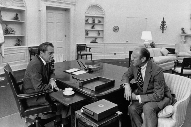 Trong lịch sử, Hạ viện Mỹ chỉ mới tiến hành luận tội chính thức với 19 quan chức liên bang, gồm 3 tổng thống và các quan chức cấp cao như thượng nghị sĩ và thẩm phán liên bang. Theo kênh truyền hình History Channel , Thượng viện Mỹ tiến hành điều trần và xét xử luận tội với 7 lần tuyên trắng án, 8 lần tuyên có tội, 3 lần phế truất và 1 đơn từ chức duy nhất là Tổng thống Richard Nixon. Ảnh: Getty . Clinton, Nixon và những cuộc điều tra luận tội chấn động ở Mỹ