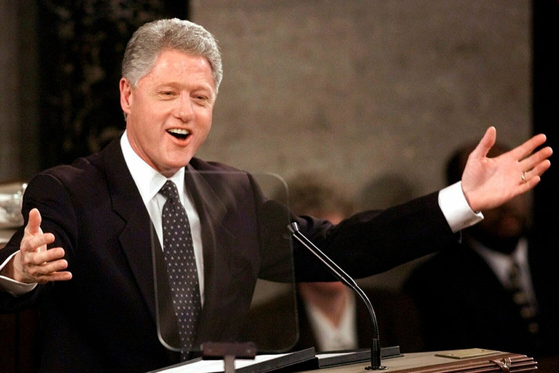 Bê bối tình ái của Tổng thống Clinton và cách ông phản ứng trước cuộc điều tra được Hạ viện Mỹ xếp vào nhóm “tội cấp cao và khinh tội”, một trong 3 tội danh để tiến hành luận tội bên cạnh tội phản quốc và nhận hối lộ. Trong ảnh, Tổng thống Bill Clinton vẫn thể hiện sự tự tin trong bài diễn văn Thông điệp Liên bang ngày 19/1/1999. Ảnh: AP . Clinton, Nixon và những cuộc điều tra luận tội chấn động ở Mỹ