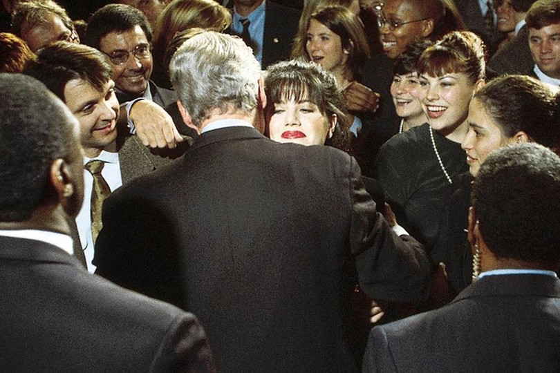 Lần gần nhất quá trình luận tội diễn ra là với Tổng thống Bill Clinton vào năm 1998-1999, liên quan đến bê bối tình ái với thực tập sinh Nhà Trắng Monica Lewinsky và các nỗ lực ngăn chặn vụ bê bối bị bóc mẽ. Trong ảnh, Monica Lewinsky ôm Tổng thống Bill Clinton tại một sự kiện gây quỹ vận động tranh cử của đảng Dân chủ vào năm 1996. Ảnh: Getty . Clinton, Nixon và những cuộc điều tra luận tội chấn động ở Mỹ