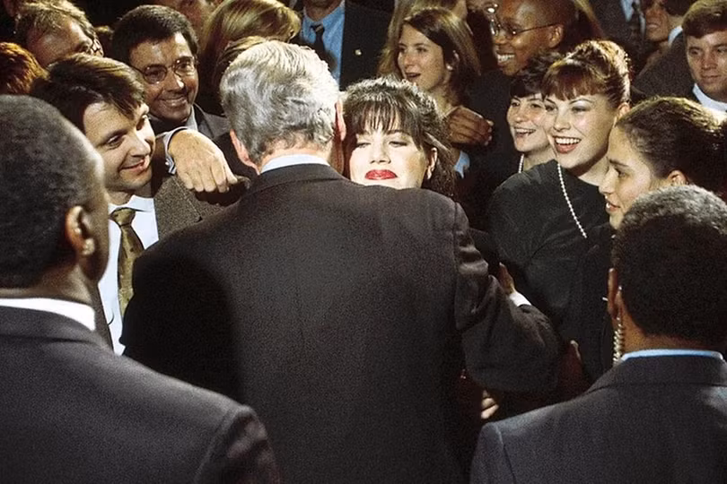 Lần gần nhất quá trình luận tội diễn ra là với Tổng thống Bill Clinton vào năm 1998-1999, liên quan đến bê bối tình ái với thực tập sinh Nhà Trắng Monica Lewinsky và các nỗ lực ngăn chặn vụ bê bối bị bóc mẽ. Trong ảnh, Monica Lewinsky ôm Tổng thống Bill Clinton tại một sự kiện gây quỹ vận động tranh cử của đảng Dân chủ vào năm 1996. Ảnh: Getty . Clinton, Nixon và những cuộc điều tra luận tội chấn động ở Mỹ